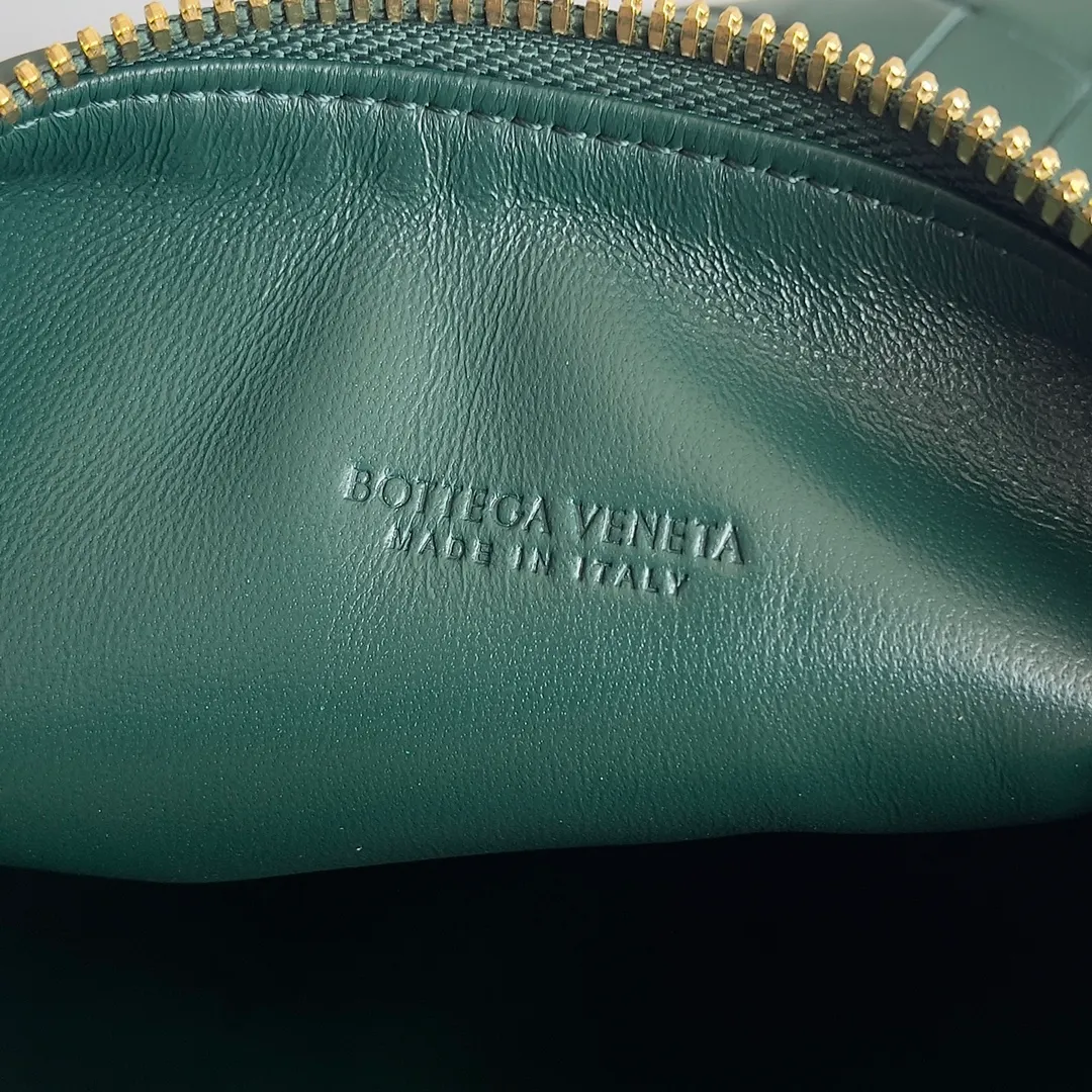 Batch 1360 It is predicted that BV Bottega’s lunch bag will be popular again this year. The entire bag is made of top nappa lambskin, which is very soft and lightweight. It also uses the intrecciato weaving process that the two founders spent several months developing from the beginning of the brand. It is completely hand-woven by Italian craftsmen. It perfectly reflects the craftsmanship of Bottega. The entire bag shape is also a very practical and popular lunch box bag type. The slightly curved arc of the bag mouth can also better fit our wrists. Style number: 754443 Size: 22*13*9